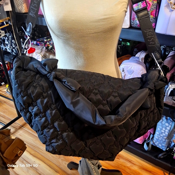 BETSEY JOHNSON BLACK NYLON QUILTED HEARTS XLARGE SLING BAG w/BOWS - Picture 9 of 12